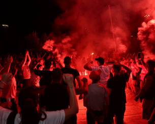Χιλιάδες οπαδοί στο ΣΕΦ περιμένουν την αποστολή του Ολυμπιακού