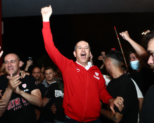 Το Athletiko στην υποδοχή του Ολυμπιακού στο ΣΕΦ - Αποθέωση από χιλιάδες οπαδούς, παρόντες οι Αγγελόπουλοι