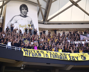 Συγκλονιστικές στιγμές: Η σορός του Δημήτρη Χατζηχρήστου μέσα στο γήπεδο της ΑΕΚ μαζί με 1.000 οπαδούς