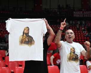 Οι φίλαθλοι του Ολυμπιακού έκαναν τον Φουρνιέ... Κολοκοτρώνη και ντύθηκαν Τσολιάδες