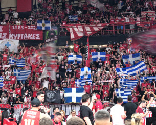 Πρόστιμο στον Ολυμπιακό για «προσβολή εθνικών συμβόλων» στον τελικό με τον Παναθηναϊκό