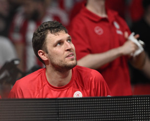 H αγωνία στο ΣΕΦ στη στιγμή του τραυματισμού του Βεζένκοφ (video)