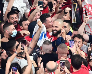 «Πνίγηκε» ο Φουρνιέ στις αγκαλιές των φίλων του Ολυμπιακού (video)