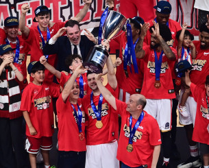 Η ώρα της απονομής: Ο Ολυμπιακός πρωταθλητής Ελλάδας για 15η φορά (video)