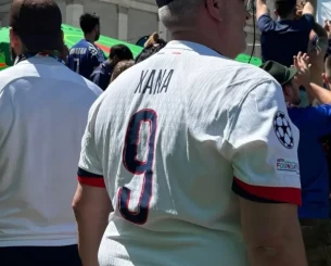 Ρίγη συγκίνησης: Φίλος της Παρί φοράει μπλούζα με το όνομα της αδικοχαμένης κόρης του Λουίς Ενρίκε