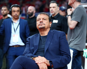 Ο Αταμάν έκανε είσοδο στο ΣΕΦ φορώντας ακουστικά και... σιγοτραγουδώντας (video)