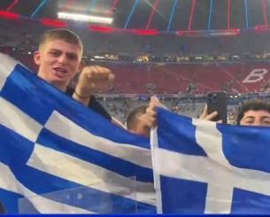Έλληνες οπαδοί της Παρί πανηγυρίζουν με γαλανόλευκες σημαίες στην «Allianz Arena» (video)
