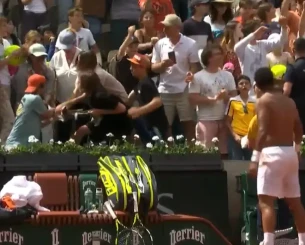 Μαλλιοτράβηγμα στο Roland Garros για την... μπλούζα του 20χρονου Γάλλου Αρτούρ Φιλς! (video)