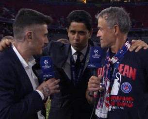 Ο Αλ Κελαϊφί έκανε «ντου» στη συνέντευξη του Ενρίκε για να τον αποθεώσει: «Είναι ο καλύτερος προπονητής στον κόσμο»