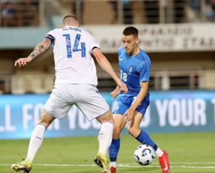 O Κωνσταντέλιας σκοράρει με την... πλάτη και κάνει το 1-0 κόντρα στη Σλοβακία (video)