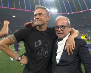 Συγκλόνισε το μπλουζάκι του Λουίς Ενρίκε με την κόρη του (video)