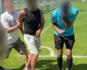 Απίστευτη εικόνα σε αγώνα μικρών παιδιών με πατέρα να ρίχνει μπουνιά στον διαιτητή (video)