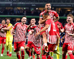 Το πρωτοσέλιδο περιοδικού του Athletiko για τον έναν χρόνο από την κατάκτηση του Conference League