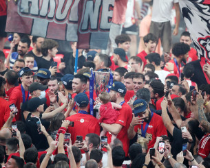 «Κατέκλυσαν» οι φίλοι του Ολυμπιακού το παρκέ το ΣΕΦ για την κατάκτηση του πρωταθλήματος (video)