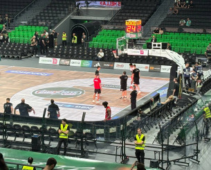 Με προστατευτικό plexiglass ο πάγκος του Ολυμπιακού στο ΟΑΚΑ