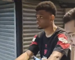 Παίκτες της Γιουνάιτεντ ζήτησαν από ντόπιους στη Μαλαισία να τους βοηθήσουν να πληρώσουν τα ηλεκτρικά πατίνια