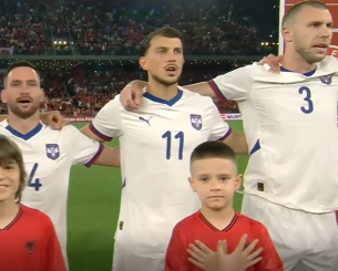 Πολεμικό σκηνικό στο Αλβανία – Σερβία: Παιδιά που συνόδευαν τους παίκτες έδειχναν τον δικέφαλο αετό της Μεγάλης Αλβανίας (video)