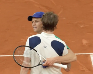 Εύκολα στους «4» του Roland Garros ο Σίνερ, ο Τζόκοβιτς νικητής στο ντέρμπι με τον Ζβέρεφ