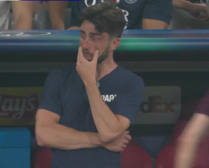 Ξέσπασε σε κλάματα ο βοηθός του Ενρίκε που πριν λίγους μήνες έχασε την γυναίκα του (video)