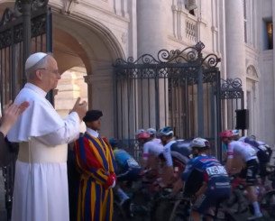 Ο νέος Πάπας ευλόγησε τους ποδηλάτες που πέρασαν μέσα από τον κήπο του Βατικανού (video)