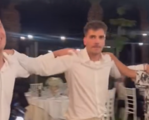 Ο Ιωαννίδης χόρεψε συρτάκι στον γάμο της αδερφής του μαζί με τους Κώτσιρα και Νίκα (video)