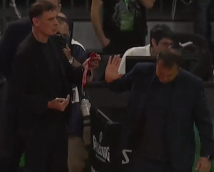 Ο Αταμάν δε δέχθηκε το λάβαρο που του έδωσε ο Μπαρτζώκας (video)