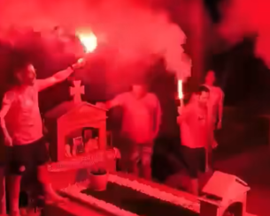 Φίλαθλοι του Ολυμπιακού γιόρτασαν το πρωτάθλημα στο νεκροταφείο με φίλο τους που «έφυγε» από τη ζωή (vid)