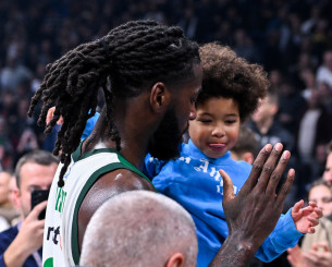 Ο Λεσόρ αποκάλυψε το graffiti στο σαλόνι του: Η εικόνα με την κούπα της Euroleague και τον γιο του