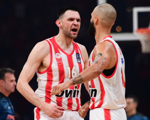 Ο Φουρνιέ τρολάρει τον Παπανικολάου: «Προσπάθησε να καρφώσει ξανά και σχεδόν έσπασε τη μέση του»