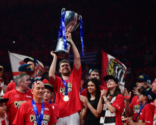 Δεν αρκεί το πρωτάθλημα στον Βεζένκοφ: «Η σεζόν ολοκληρώθηκε, η αποστολή μας όχι»