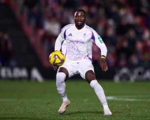 Η επιμονή του Ρέγες στον Χόνγκλα βγάζει μια αισιοδοξία