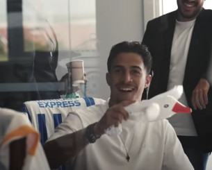 Η στιγμή που ο Κωστούλας παίζει με έναν... γλάρο στα γραφεία της Μπράιτον (video)