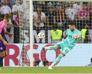 Κλείνει και του τερματοφύλακα, «αγκαλιά» με τον Αθανασιάδη ο Άρης