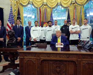 Αμηχανία στον Λευκό Οίκο: Η Γιουβέντους στεκόταν με απάθεια όσο ο Τραμπ μίλαγε για πυρηνικά (video)