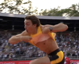 Δείτε τον Ντουπλάντις να «πετάει» πάνω από το παγκόσμιο ρεκόρ στη Στοκχόλμη (video)