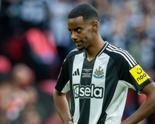 Το φτάνει στα άκρα ο Ίσακ: Αρνείται να φορέσει ξανά τη φανέλα της Νιούκαστλ!