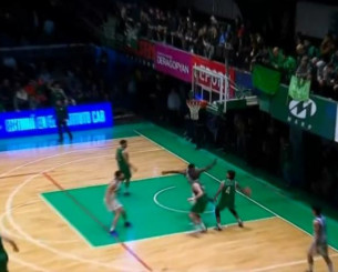 Τρομερό buzzer beater από τη μία μπασκέτα στην άλλη στο πρωτάθλημα Αργεντινής (video)