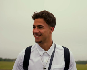 Το video του Κωστούλα με το ταξίδι του στην Αγγλία: Το φιλί της μητέρας του και η είσοδος στο γήπεδο