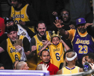 «Βόμβα» στο LA: Η οικογένεια Μπας πουλάει τους Λέικερς σε τιμή ρεκόρ στην ιστορία των σπορ