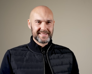 Πρώην προπονητής της Σουόνσι εργάζεται πλέον ως... υπάλληλος αεροδρομίου