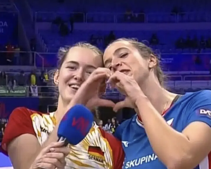 Μητριά εναντίον κόρης σε διεθνή αγώνα βόλεϊ: Μια 36χρονη αντιμετώπισε μια 18χρονη (video)