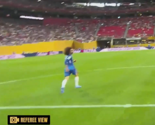Το απίθανο βίντεο της «Ref Cam» που δείχνει τον Πέδρο Νέτο να «ξαπλώνει» αντίπαλο πριν σκοράρει