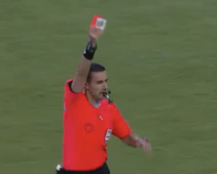 Απίθανο σκηνικό στο Μουντιάλ Συλλόγων: Διαιτητής έβγαλε κάρτα και μαζί  μια... εικονίτσα στο Μπόκα-Μπενφίκα (video)