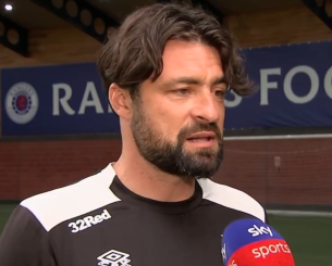 Ο προπονητής της Ρέιντζερς πήρε για πρώτη φορά θέση για Ντέσερς και ΑΕΚ - «Τον περιμένω στην προετοιμασία»