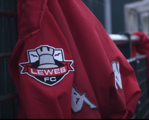 Υπάρχει μόνο μια ομάδα στον κόσμο που πληρώνει το ίδιο άνδρες και γυναίκες, αλλά τώρα έχει ένα μεγάλο πρόβλημα