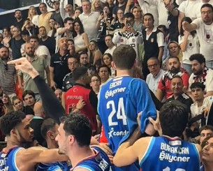 Έξαλλος ο Οσμάνι τσακώθηκε με οπαδούς της Μπεσίκτας στον αποκλεισμό σοκ της Εφές (video)