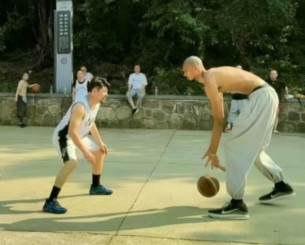 Τι ακριβώς κάνει ο Γουεμπανιαμά μέσα στον ναό των Σαολίν (video)