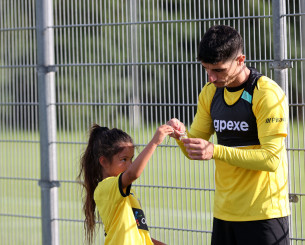 Μικρή φίλη της ΑΕΚ προσέφερε λουλούδια στον Μάνταλο