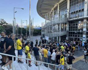 Ουρές κάνει ο κόσμος του Άρη έξω από το Παλέ