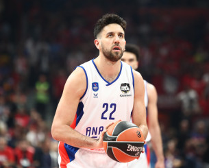 Έρχεται Ελλάδα ο Μίτσιτς - Πόσταρε φωτογραφία από το αεροδρόμιο